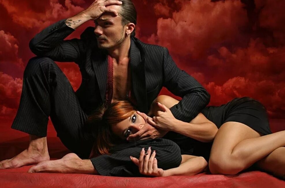 Әйел ер адамды g дақтарын уқалауға көндіруге тырысады